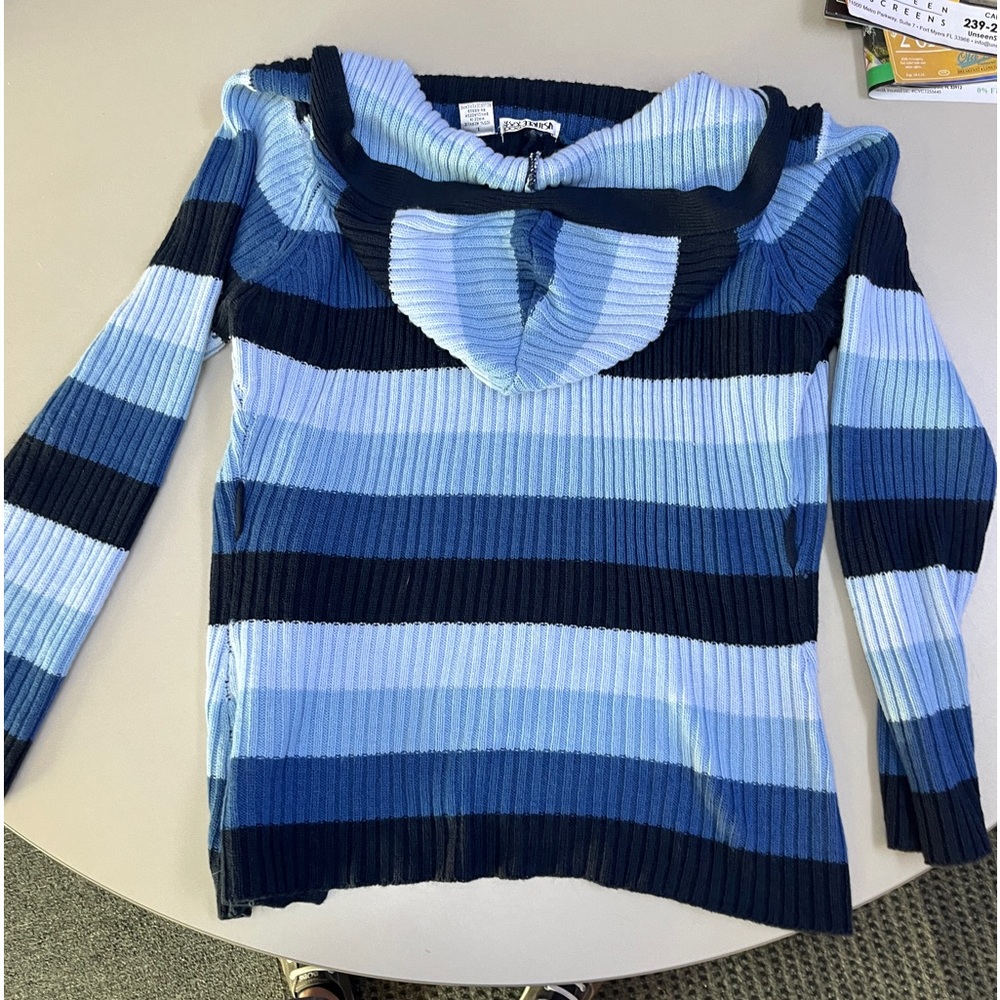 Us Three woman’s sweater size L